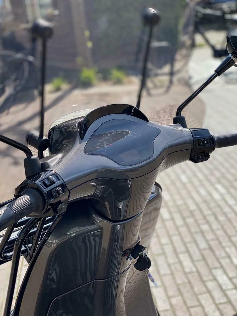 Vespa Sprint Agaat grijs custom Porsche iget - Afbeelding 11