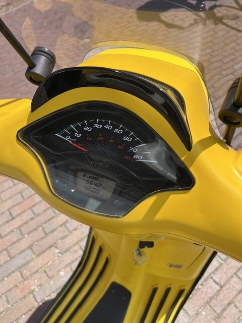 Vespa Sprint full option geel 2018 5642 km 25 km - Afbeelding 5