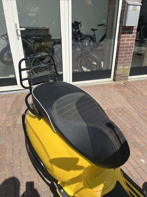 Vespa Sprint full option geel 2018 5642 km 25 km - Afbeelding 6