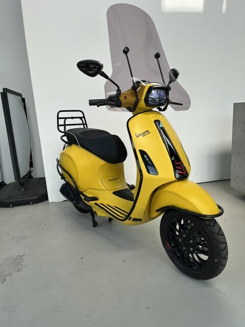 Vespa Sprint full option geel 2018 5642 km 25 km